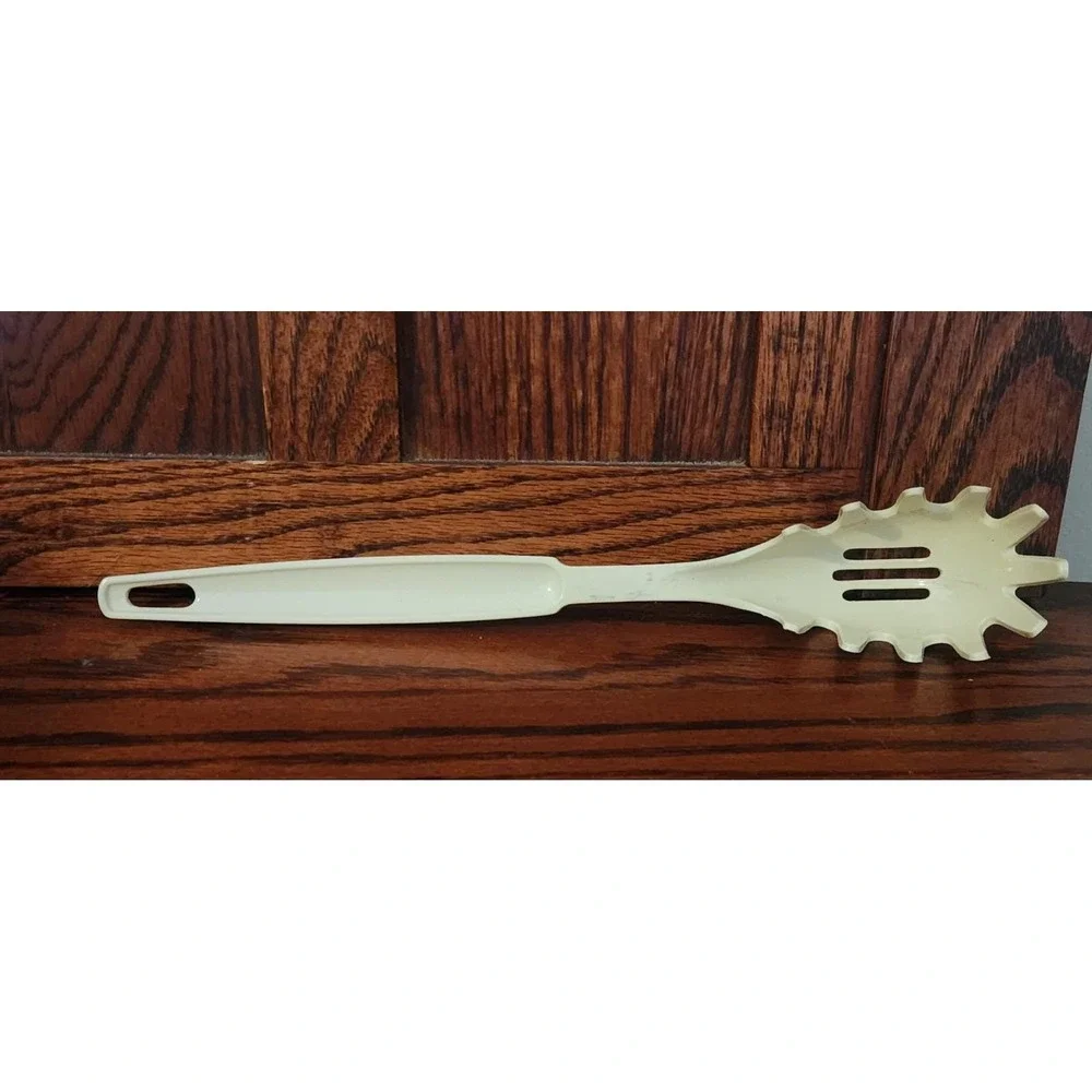 Vintage Ecko Plastic Pasta Slotted Spaghetti Spoon‎ USA. Off White